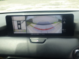 狭い場所での駐車やすれ違いなどでより的確な運転操作に役立つ360&deg;ビューモニターが装備されています。