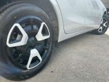 車のデザインにマッチした、純正スチールホイール!