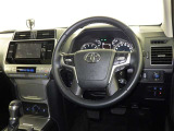 運転席まわりです。 各操作スイッチは使いやすい位置に配置されてます。