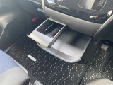 インストセンターロアBOX・グローブBOX・カップホルダー付きインストセンタースライドトレイ等、車内に持ち込んだ小物やドリンクが片付く収納も充実です。