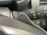 【パドルシフト】ハンドルから手を離さずに素早くシフトアップ&ダウンができるので、エンジンブレーキを使う下り坂や高速道路の合流で加速したい場面で役立ちます。