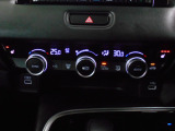 オートエアコンは左右席で独立温度コントロールが可能です。運転席はキンキンに冷やして助手席はマイルドにと言った設定が可能です☆暑さ寒さでケンカすることもなくなりますね♪