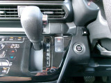 オートブレーキホールド。信号待ちなどの停車時に、ブレーキペダルを不に続けなくていなくても自動的にブレーキ力がキープされる機能です。アクセルペダルを踏めば、ブレーキが解除され発進が可能です。