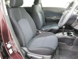 運転席の写真です!座り心地も良さそう、あなたのドライビングポジションをガッチリ支え、心地よい安心感で、ロングドライブもらくらく??