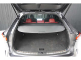 ハンズフリーパワーバックドアは、両手が荷物でふさがっているときでも、キーを携帯している状態であれば、リヤバンパーの下に足を出し入れすることで自動開閉します。