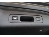 パワーテールゲート装備!荷物を持っていてもスイッチ一つでテールゲートの開閉が可能です!パワーテールゲートは運転席からも操作することが可能です!