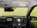 ドライバー目線で、使いやすく安全操作性と良好な視界を実現した運転席です。