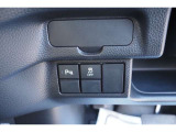 【パーキングアシスト】駐車時のハンドル操作を自動で行う機能でございます!周囲の状況を認識し、障害物に接触しないルートを算出して動き、ドライバーの負担を減らすことができます♪