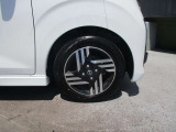 日産純正のアルミホイールが装着されてます。ボディデザインとマッチしておりカッコイイですね。