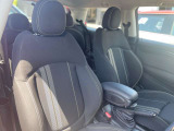 MINIのシートは体を包み込むようなデザインになっているので長時間運転しても疲れにくい設計です。