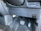 駐車ブレーキは指で操作する電動式です