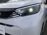 【LEDヘッドランプ】鮮やかな白色光で、クリアな視界を確保するLEDヘッドランプ装備