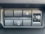 運転席右側に配置された操作スイッチ。