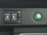 運転席の右側には両側パワースライドドアのスイッチが装備されています。荷物が多い時、お子様と一緒の時も大活躍です。