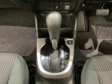 CVT車のセレクトレバーです。低速から高速まで、変速ショックのないスムーズな走りと、エンジン効率のよい領域を維持して燃費にも貢献します。サイドブレーキはスイッチ操作の電子制御パーキングブレーキです。
