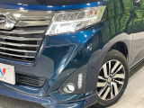 【LEDヘッドライト】悪天候や夜間走行時も良好な視界を確保し安心して運転できる高輝度LEDヘッドライトを装備!点灯速度が早く、消費電力も抑えられています。