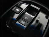 オートブレーキホールド機能付き電子パーキングブレーキ!ブレーキペダルを足から離しても停車状態を保ちます。アクセルを踏めば自動でブレーキが解除され、発進可能!