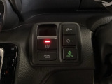 セレクトレバーの右に電子制御パーキングブレーキがあります。スイッチひとつで、停車した地点の傾斜などをシステムが検知・判断してブレーキ力を自動的に最適制御し、しっかり停車できるパーキングシステムです。