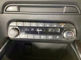 温度の設定のみで快適な風量やモードなどを自動調整してくれるフルオートエアコンを装備!