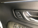 【ドライビングポジションシステム】運転席の高さ・前後スライド・リクライニングの設定を、2名分まで記憶・呼び出しが可能です!