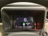 デジタル表示のスピードメーターとタコメーター、燃費やオドメーターなどの表示の他に、ホンダセンシング機能などの表示もできる多機能なマルチインフォメーション・ディスプレイです。