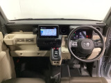車内は光触媒抗菌消臭施工済です。スタイリッシュなデザインで暖かみのあるインパネ周りを演出します。グローブボックスやカップホルダーのほかにトレーなどたくさんの収納スペースが装備されています。