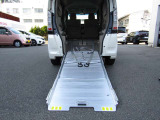 スロープを引き出したところ。車いす以外の物を積むことも出来ます