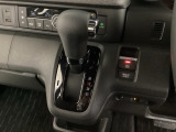 CVT車のセレクトレバーです。低速から高速まで、変速ショックのないスムーズな走りを実現するとともに、エンジン効率のよい領域を維持することで燃費にも貢献します。