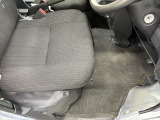運転席シート足元です。