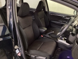 広い足元にゆったり座れるシートには肘掛けも装備しており長距離の運転でも疲れにくくなってます。女性でも運転がしやすいように、シートの高さ調整機能(シートリフター)がついています。