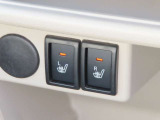 エアコンはデュアルオートエアコン装備で、運転席、助手席それぞれ快適な温度で過ごして頂けます。
