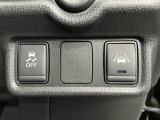 車がカーブの外側へ膨らんだり内側へ巻き込んだりする挙動を防止する横滑り防止装置、走行中の車両が車線からはみ出さないようドライバーをアシストする車線逸脱防止支援システムです!