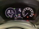 ハイブリット車専用のメーターです。右側の大型スピードメーターに加え、ステアリングスイッチを使って左のマルチインフォメーション・ディスプレイで燃費や動力伝達などの情報が見れるようになっています。