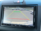 バックモニター装備。画面にて後方の確認が行えるので、バック駐車や車庫入れの際には重宝します。車の運転に慣れない方でも安心のガイドライン表示機能付。