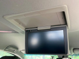 【12.8型フリップダウン】大画面モニターで後席でもエンタメをお楽しみいただけます。家族や友人とお出かけする機会が多い方に大人気です♪