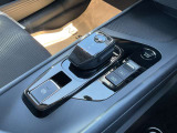 電制シフト。手のひらで包むようにして、手首を軽く動かすだけでシフトできる、マウス感覚のシフト。