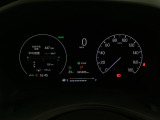 ハイブリット車専用のメーターです。右側の大型スピードメーターに加え、ステアリングスイッチを使って左のマルチインフォメーション・ディスプレイで燃費や動力伝達などの情報が見れるようになっています。
