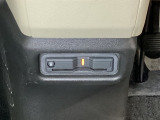 パワーウインドウスイッチの下にはETCがついています。高速道路の料金所の通過も楽々です。 カードの取り出しもしやすい場所についています。