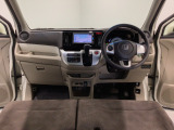 【前方視界】開放的な前方視界!運転がしやすく疲れにくいです♪窓が大きく、見通しがとっても良いおクルマですよ♪