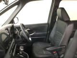 高いホールド性で運転姿勢が安定します。長距離ドライブでも疲れにくいのが魅力です。快適なドライビングライフをお送りください♪