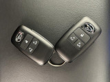 電子カードキーを携帯していれば、ドアハンドルやバックドアのリクエストスイッチを押すだけでドアの施錠・解錠が出来ます♪もちろん 遠隔操作も可能です!盗難防止のイモビライザー機能装備ですよ ☆