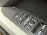 【メモリーシート】3か所のシート位置が記憶できます。これによりロングドライブ等でドライバーが変わっても瞬時に座席位置を変更する事が可能です。