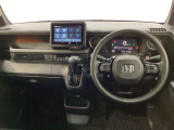 車内は光触媒抗菌消臭施工済です。スタイリッシュなデザインでスポーティなインパネ周りを演出します。グローブボックスやカップホルダーのほかにトレーなどたくさんの収納スペースが付いています。