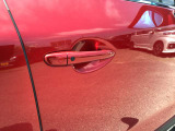 スマートキーを所持している状態でロックボタンを押すと、車両すべてのドアの解錠や施錠を行うことが出来ます。