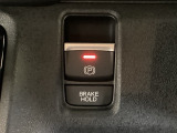 CVT車のセレクトレバーです。低速から高速まで、変速ショックのないスムーズな走りと、エンジン効率のよい領域を維持して燃費にも貢献します。サイドブレーキはスイッチ操作の電子制御パーキングブレーキです。