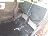 ◆チップアップ&ダイブダウン機構付【ULTR SEAT】は後席座面を左右分割で跳ね上げることができます。トランクで積載できない背の高い荷物をラクラク収納できます。ホンダ車ならではの人気装備です。