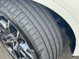 ランフラットタイヤを装備しているので、パンク時でも、タイヤがつぶれたり、リムから外れることなく、約80キロまでの走行で80キロ走り続けることができます。