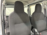 高いホールド性で運転姿勢が安定します。長距離ドライブでも疲れにくいのが魅力です。