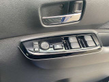 運転席側スイッチでは、各席の窓ガラスの開閉ができます。