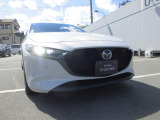 【アダプティブ・LED・ヘッドライト(ALH)】装備です。夜間走行時に先行車や対向車の状況を自動で判断し、ヘッドランプの照射範囲や明るさを自動的に変化させ、安全運転に必要な視認性を確保します。